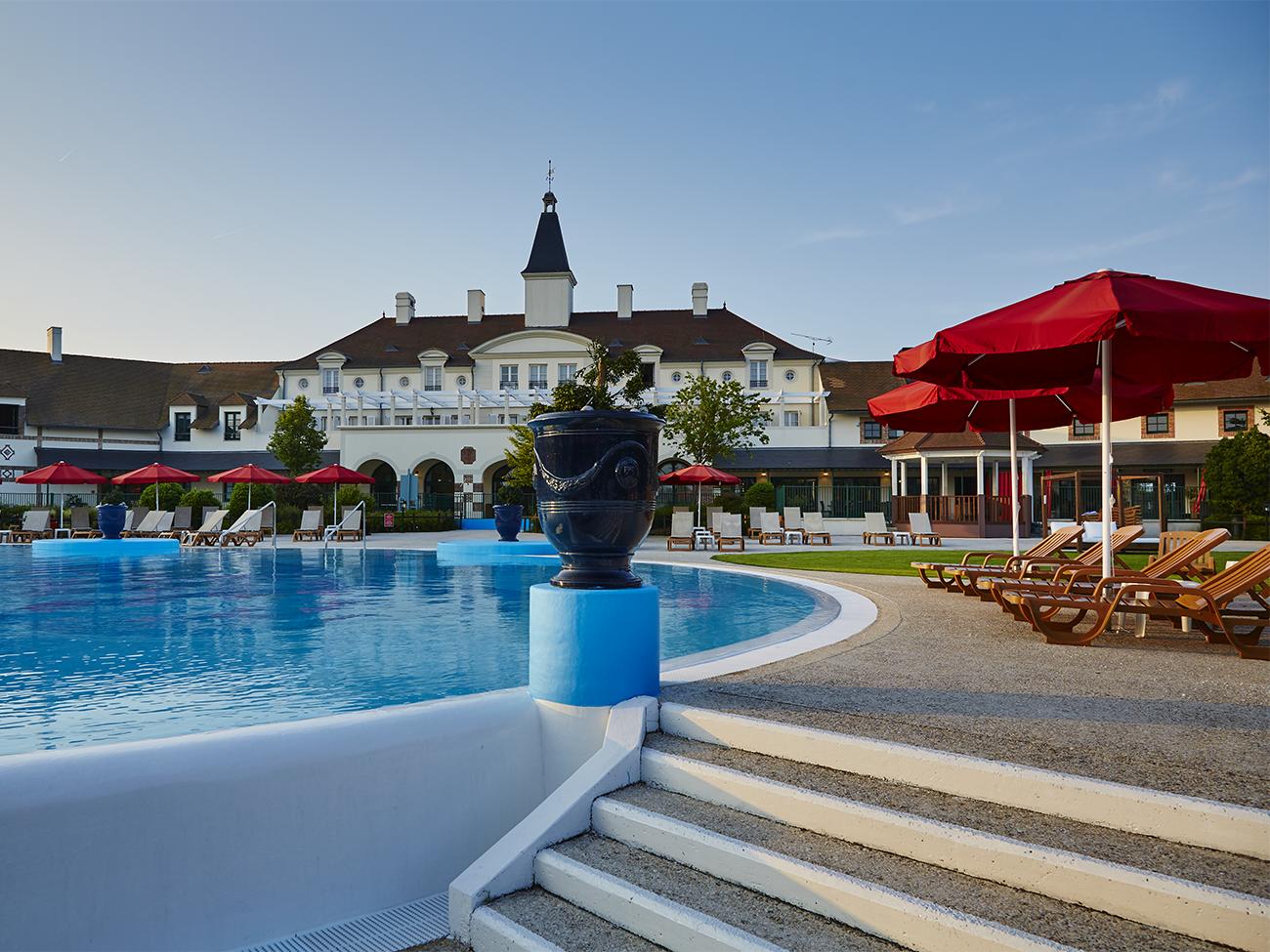 Swimming pool and exterior of Marriott's Village D'Ile-de-France timeshare location